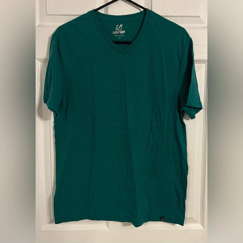 Amplify Women’s Short Sleeve Vneck Tshirt Size Large